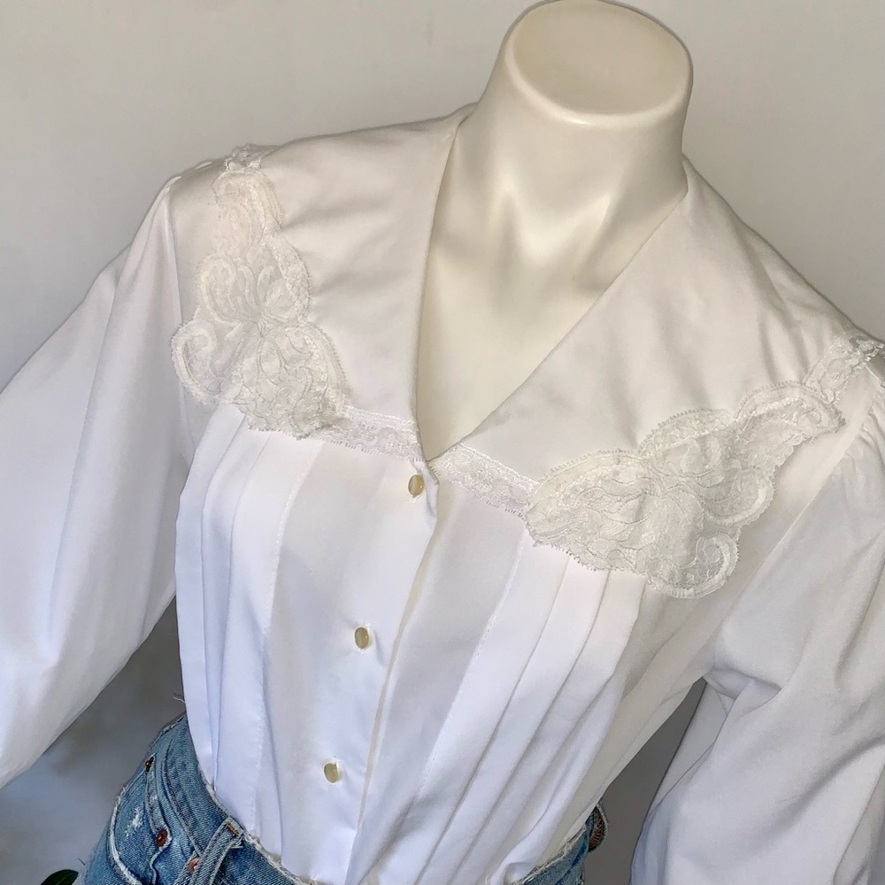 v i n t a g e :: Pleated Oversized Dainty Puritan Lace Collar Blouse